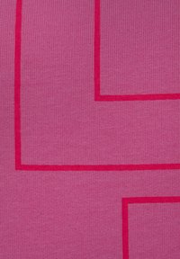 Tessuto rosa con una texture a coste, caratterizzato da un audace motivo geometrico magenta in contrasto su tutta la superficie.