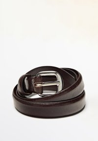 Brun læderbælte med en glat tekstur, der har en sølvmetal spænde og et klassisk, rundet design. Enderne er pænt færdiggjorte.