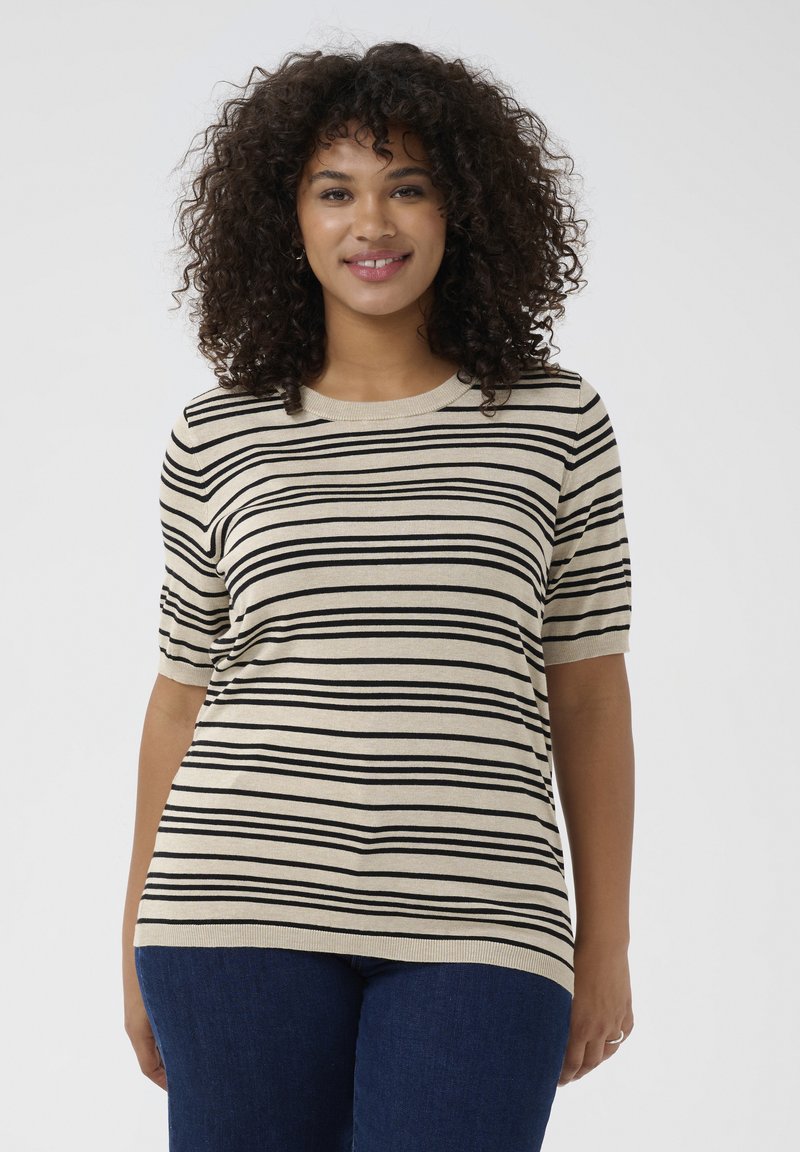Beige gestrickter Pullover mit kurzen Ärmeln und schwarzen horizontalen Streifen, Rundhalsausschnitt, lockere Passform, versehen mit einem mittellangen Saum.