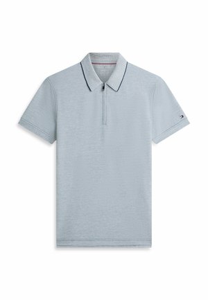 Polo a maniche corte di colore azzurro chiaro con cerniera frontale, colletto a coste con rifinitura blu navy e piccolo logo bandiera sulla manica sinistra.