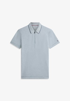 Lichtblauw poloshirt met korte mouwen, een ritssluiting aan de voorkant, een geribde kraag met marineblauwe bies en een kleine vlaglogo op de linkermouw.