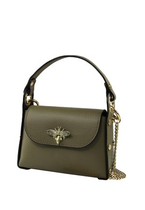 Kleine olivgrüne Lederhandtasche mit Henkel oben, goldene Bienen-Verzierung auf der Klappe und goldene Kettenriemen auf weißem Hintergrund.