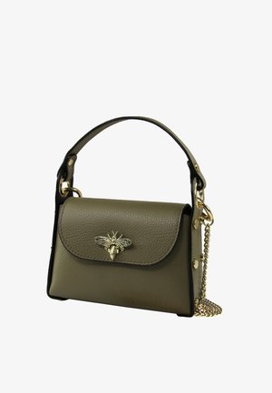 Kleine olivgrüne Lederhandtasche mit Henkel oben, goldene Bienen-Verzierung auf der Klappe und goldene Kettenriemen auf weißem Hintergrund.