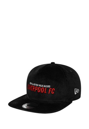 Cappello in corda nera con ricamo del testo "NON CAMMINERAI MAI DA SOLO" e "LIVERPOOL FC" in rosso e bianco. Visiera curva, logo New Era di lato.