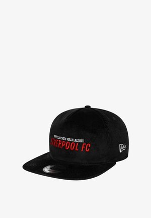 Schwarzcord-Kappe mit gesticktem Text "DU WIRST NIE ALLEINE GEHEN" und "LIVERPOOL FC" in Rot und Weiß. Gekrümmter Schirm, New Era-Logo an der Seite.