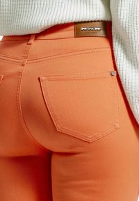 Pantalon Corail 7/8 Oliver Jung – Taille 44, Neuf Avec étiquettes, Style Corsaire/court Pour Femme