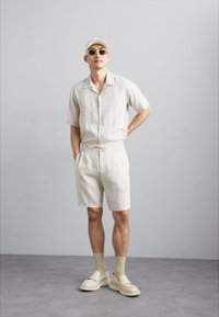 NN.07 SEB - Short - beige