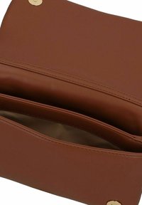 Borsa a tracolla in pelle marrone con una superficie liscia, forma rettangolare e chiusura magnetica dorata. L'interno presenta un rivestimento beige e un compartimento separato.