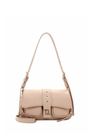 Sac à bandoulière en cuir pêche avec un rabat, accents en métal doré, fermeture à pression et deux poches avant. Sangle de shoulder réglable incluse.