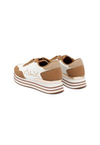 Baskets marron et blanches avec une semelle superposée, présentant un talon texturé, un design à lacets et un logo "ALV" sur le côté.