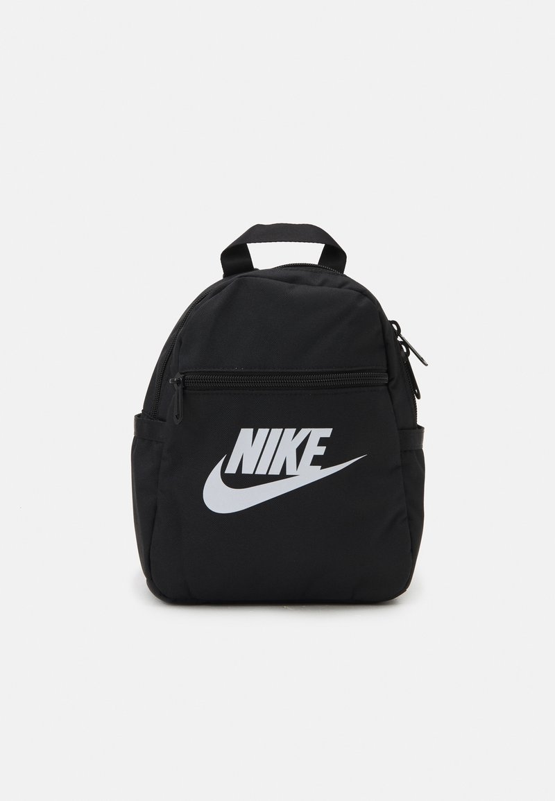 Musta Nike-reppu, joka on valmistettu kestävästä kankaasta ja jossa on suuri valkoinen logo, vetoketjullinen etutasku sekä ylhäältä kantamiseen tarkoitettu kahva.