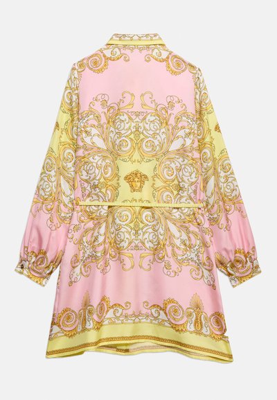 Ροζ και κίτρινο μεταξωτό φόρεμα με μακριά μανίκια, διακοσμημένο με περίπλοκα χρυσά μπαρόκ μοτίβα και λεπτομέρεια κεφαλής Μέδουσας στην πλάτη.