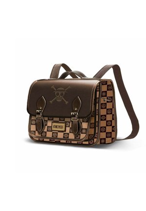 Bolso mensajero marrón con un patrón de tablero de ajedrez con iconos, un emblema de calavera y huesos cruzados, y correas y detalles que imitan el cuero.