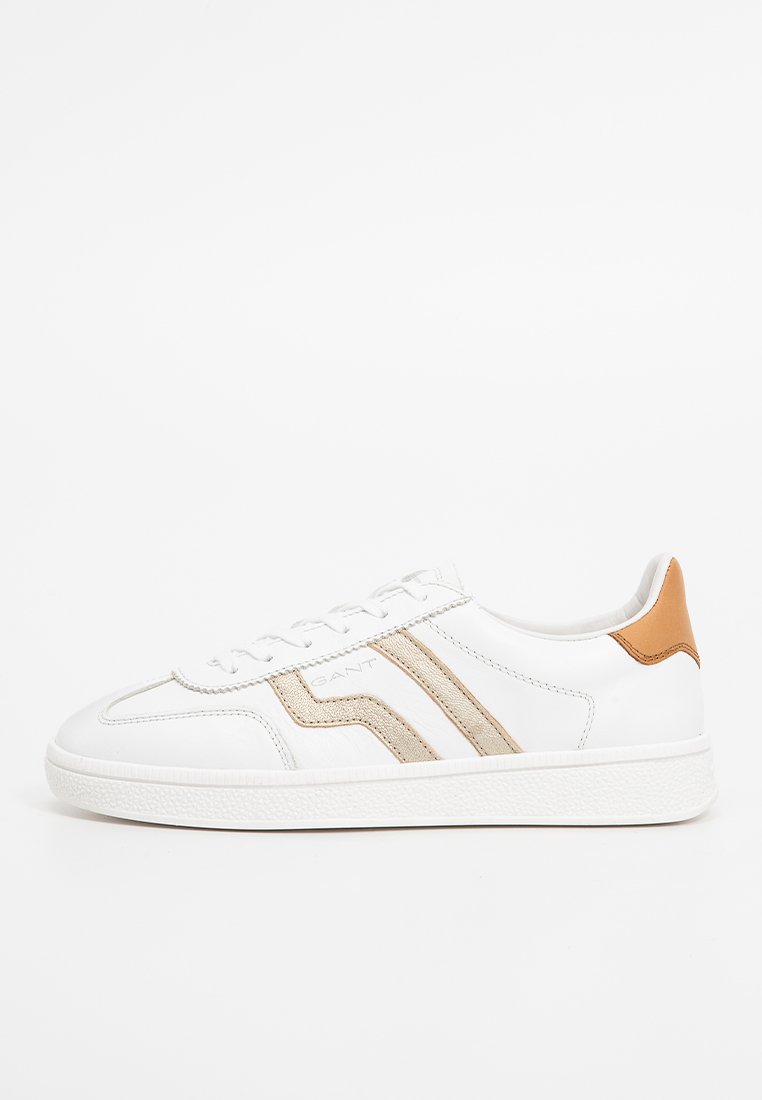 Białe trampki z fakturowanej skóry, brązowy akcent na pięcie, dwa beżowe paski, okrągły nosek i fakturowana gumowa podeszwa. Zapięcie na sznurowadła.