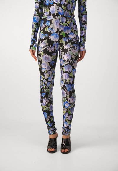 Floral leggings in black with a colorful pattern of blue and purple flowers, made from stretchy material, featuring a fitted design and ankle cut.