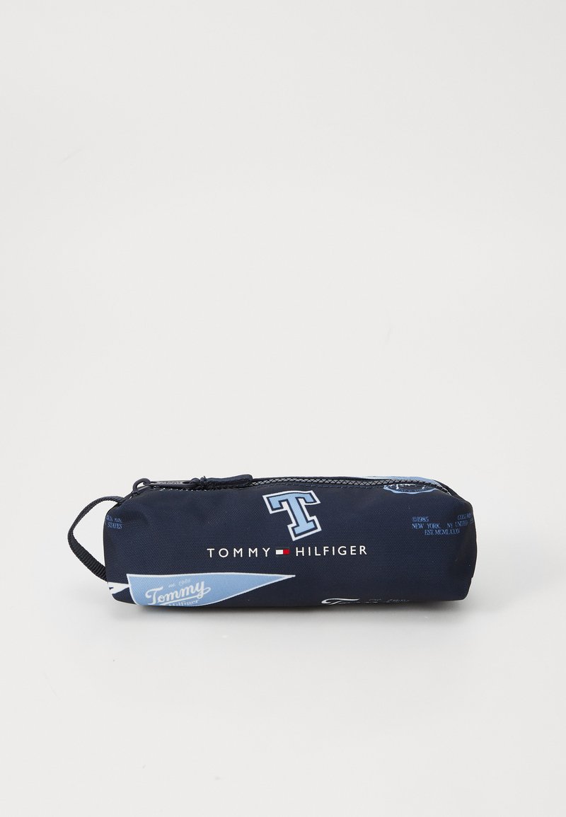 Estuche de lápices azul marino hecho de tela duradera, con cierre de cremallera, impresiones de logotipos y forma rectangular redondeada.