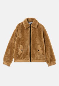 Brun pelsjakke med en shearling-struktur, frontlynlås og to sidelommer med knaplukning. Krave-designen øger varmen.