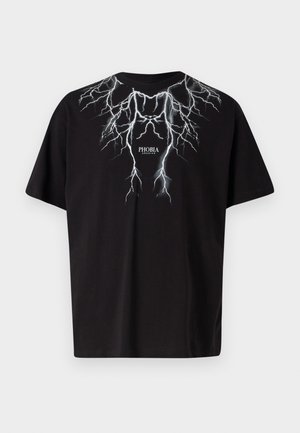T-shirt nera in cotone con maniche corte. Caratterizzato da una grafica bianca a forma di fulmine sul petto e il testo "PHOBIA" al centro. Vestibilità rilassata.