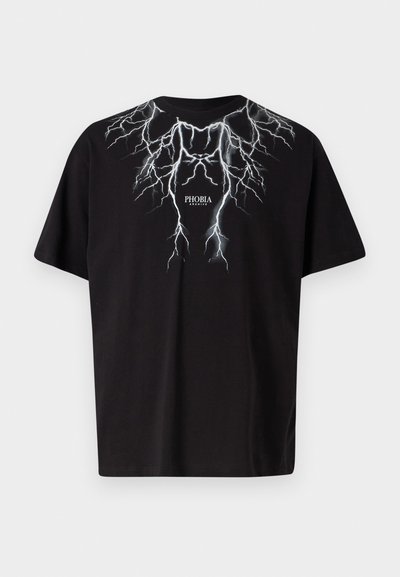 T-shirt nera in cotone con maniche corte. Caratterizzato da una grafica bianca a forma di fulmine sul petto e il testo "PHOBIA" al centro. Vestibilità rilassata.
