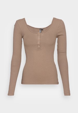 Langærmet, ribbet top i lysebrun med en scoop-udskæring og tre-knaps placket foran. Glat tekstur, tætsiddende design.