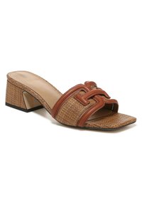 Sandalo slip-on in pelle marrone e paglia intrecciata con punta quadrata, tacco a blocco e due fasce incrociate prominenti con un design decorativo.