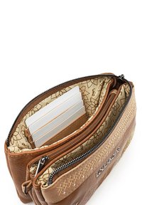 Cartera de imitación de cuero marrón con un patrón diagonal texturizado. El interior cuenta con un forro floral y compartimentos para tarjetas. Cierre de cremallera.