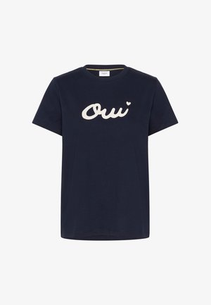 Temno modra bombažna majica z besedo "Oui" v kremni kurzivni pisavi. Okrogla izreza s kratkimi rokavi, preprost dizajn brez okrasnih elementov.
