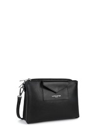 Clutch nera in pelle con finitura testurizzata, chiusura con zip e tasca frontale con patta. Presenta hardware argentato e una tracolla removibile.