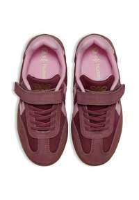 Maronrote Sneaker mit Obermaterial aus Mesh und Wildleder, pinken Akzenten und einem Klettverschluss. Verfügt über klassische Schnürung und eine Gummiaußensohle.