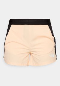 Shorts deportivos de melocotón claro con paneles laterales y cintura negra, que presentan el logotipo de The North Face en la parte inferior derecha delantera.
