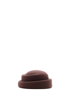 Chapeau rond en feutre brun foncé avec un bord roulé et une couronne lisse et arrondie, présenté sur un fond blanc uni.