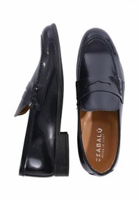 Mocassini in vernice blu navy con suola piatta, dotati di una fascia decorativa e dettagli di cucitura, etichettati all'interno con il nome del marchio.