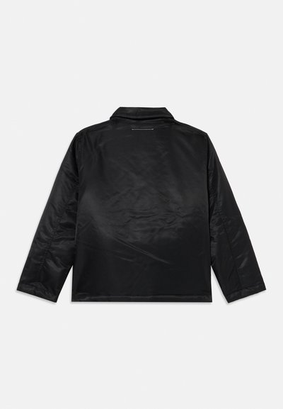 Schwarze, leichte Jacke mit glatter, glänzender Textur, ausgestattet mit langen Ärmeln und einem klassischen Kragen. Schlichte Gestaltung, ohne sichtbare Muster oder Akzente.