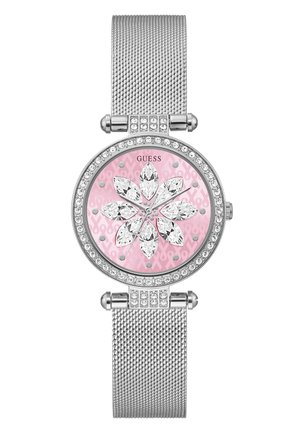 Montre avec bracelet en maille argentée et un cadran rose, présentant un design floral agrémenté d'accents en cristal et d'une lunette ornée de pierres.