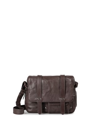 Donkerbruine leren messenger-tas met twee voorste banden en een verstelbare schouderriem op een witte achtergrond.