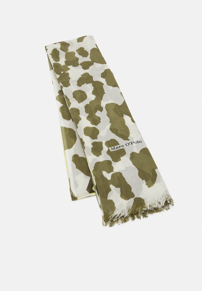 Foulard en coton avec un motif camouflage en vert olive et crème, bords frangés et logo Marc O'Polo cousu.