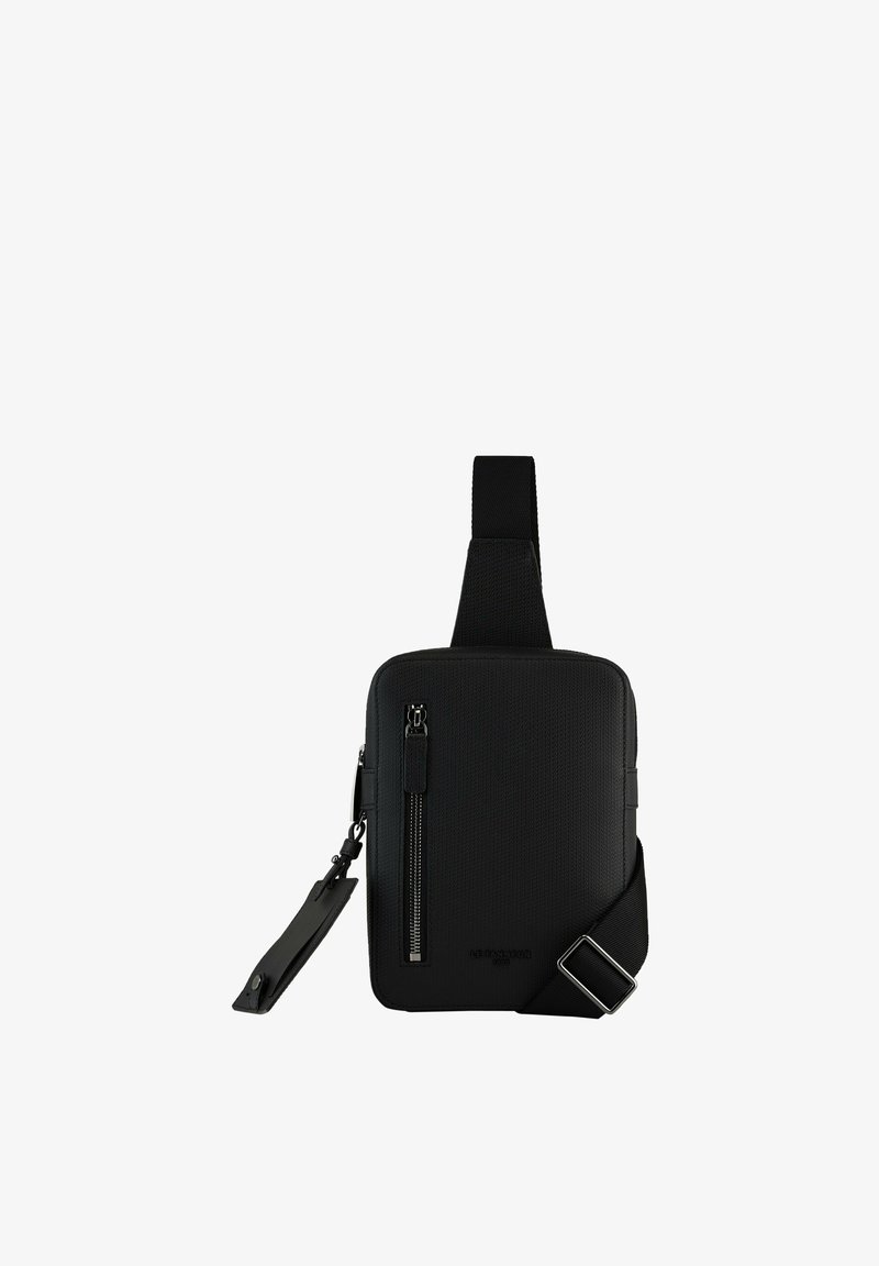 Borsa a tracolla nera con superficie testurizzata, tasca frontale con zip, tracolla regolabile e forma rettangolare. Presenta un design elegante e hardware minimale.