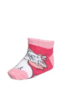 Calzini per bambini alla caviglia con bordo e punta rosa, caratterizzati da un design di gatto bianco su sfondo rosa e bianco. Realizzati in morbido tessuto lavorato a maglia.