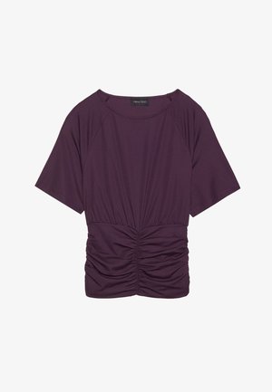 Laza, rövid ujjú, lila felső, amely laza szabású, és a deréknál gatherelt textúrával rendelkezik. Puha, rugalmas anyagból készült.