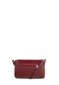 Borsa a tracolla rossa in pelle con finitura testurizzata, tasca frontale con zip e tracolla regolabile. Forma rettangolare compatta con accento in suede.