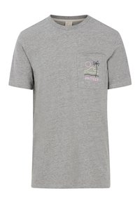 Pilkas trumpas rankovėmis t-shirt, pagamintas iš medvilnės, su kišenės spalvingu siuvinėjimu, vaizduojančiu palmės medį, saulę ir bangas.