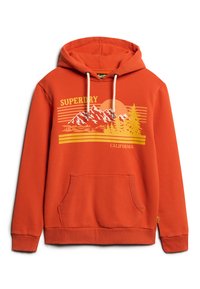 Orange hoodie med grafisk design af bjerge og træer, med teksten "SUPERDRY" og "CALIFORNIA". Snoretræk til hætte og front kanguru-lomme.