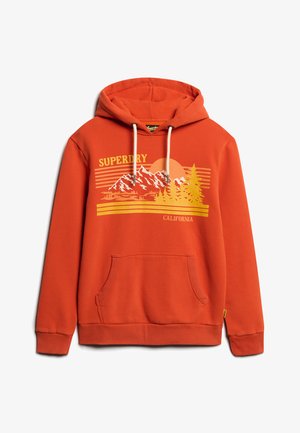 Orange hoodie med grafisk design af bjerge og træer, med teksten "SUPERDRY" og "CALIFORNIA". Snoretræk til hætte og front kanguru-lomme.