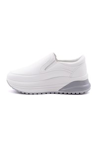 Sneaker bianca senza lacci con una tomaia liscia simile alla pelle, retro testurizzato e un accento grigio sul tallone. Suola spessa e robusta per una buona aderenza.
