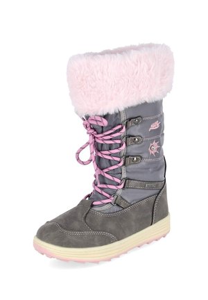 Bota de invierno infantil con cuerpo gris, puño de piel rosa, cordones rosas, costuras decorativas y suela beige con dibujo rosa.