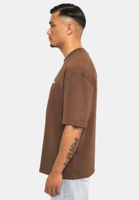 Dropsize HEAVY EMBO - T-shirts basic - brown