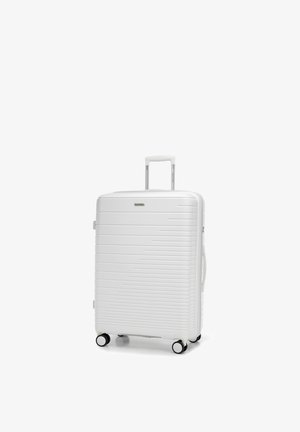Weißer Hartschalenkoffer mit strukturierten horizontalen Linien, ausziehbarem Griff, vier Drehrad-Rollen und seitlichem Tragegriff.