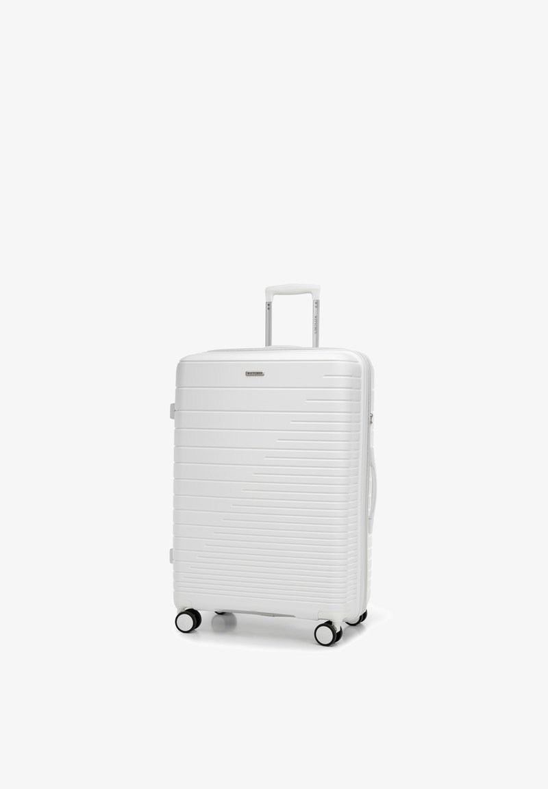 Weißer Hartschalenkoffer mit strukturierten horizontalen Linien, ausziehbarem Griff, vier Drehrad-Rollen und seitlichem Tragegriff.