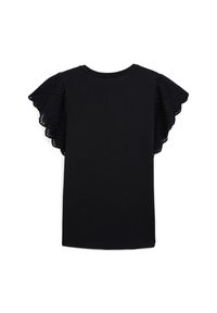 Blusa nera con maniche corte in pizzo a scallop che presenta intricate fantasie ad occhiello e un collo rotondo.