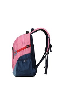 Zaino rosa e blu con una finitura testurizzata, dotato di spallacci regolabili, una cinghia di accento rossa e più scomparti per lo stoccaggio.